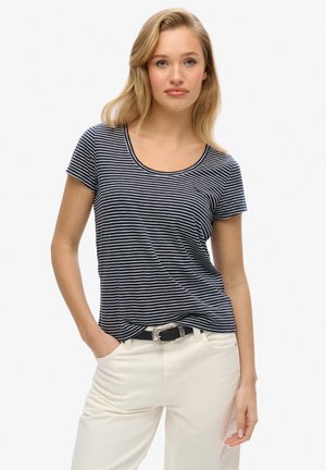 Marineblå og hvid stribet kortærmet t-shirt med rund halsudskæring, blødt stof, båret med hvide bukser og en sort bælte med en sølvspænde.