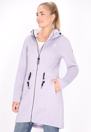 Giacca a zip di colore lilla con cappuccio, dotata di coulisse blu scuro, due tasche frontali e un tessuto testurizzato. Design semplice e funzionale.