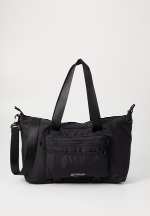 Saco de nylon preto com alças ajustáveis, bolso com fecho éclair e textura suave. Apresenta um design durável com uma marcação minimalista.