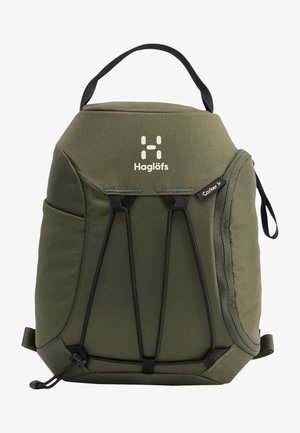 Grüner Stoff-Rucksack mit rundem Design, schwarzen Akzenten, verstellbaren Trägern und einem Logo auf der Vorderseite. Inklusive elastischem Kordelzug zur Aufbewahrung.