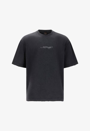 Černé oversized tričko vyrobené z bavlny, se správným výstřihem, krátkými rukávy a roztrhaným spodním lemem. Malé šedé logo na přední straně.