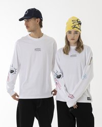 Langermede hvite t-skjorter med fargerike grafikker på ermene; mannlig modell har på seg en blå caps, kvinnelig modell har på seg en gul lue med logo.