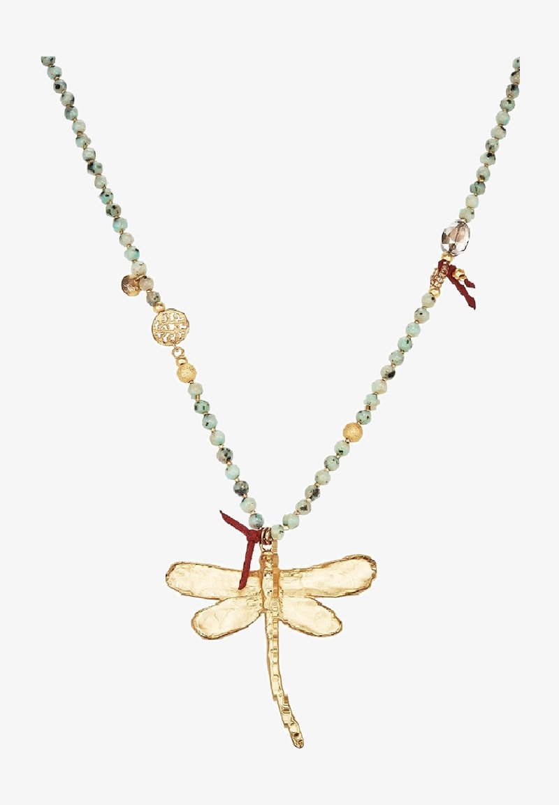 Collana a forma di libellula con pendente in resina trasparente, dettagli dorati e perline multicolori disposte in un motivo graduato, con lacci in tessuto rosso.