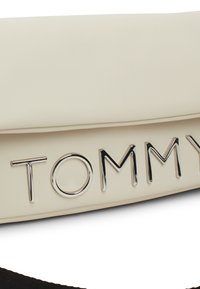 Tommy Jeans BOLD ELONGATED FLAP CROSS - Bandolera - newsprint