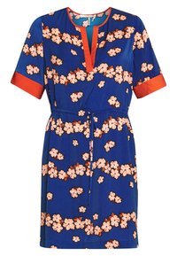 Blauwe jurk met roze bloemenprint, met een V-hals, korte mouwen met oranje manchetten en een verstelbare taille. Vloeibaar stofgevoel.