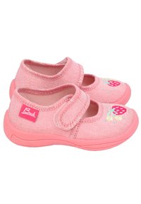 Rosa Stoffschuhe mit einem Riemenverschluss, die mit Erdbeerstickerei und floralem Akzent versehen sind. Weicher Textil mit einer Gummisohle.