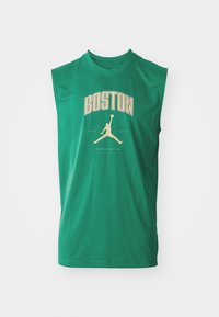 Groene mouwloze trui met "BOSTON" in gele tekst en een zwart Jumpman-logo. Gemaakt van een gladde, lichte stof.
