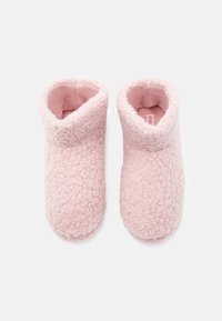 Stivaletti in pile rosa con un rivestimento texturizzato e un interno morbido e accogliente, caratterizzati da un design con risvolto e una forma a punta arrotondata.