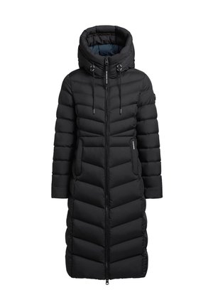 Długi czarny puchowy płaszcz z kapturem, z wyszywaną chevronem, z przednim zamkiem błyskawicznym i bocznymi kieszeniami. Materiał wydaje się gładki i ocieplany.
