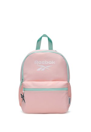 Mochila rosa de Reebok con cremallera y asa en color verde azulado, bolsillo frontal con cremallera, bolsillo lateral de malla y logo blanco de Reebok en el panel frontal.