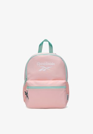 Mochila rosa de Reebok con cremallera y asa en color verde azulado, bolsillo frontal con cremallera, bolsillo lateral de malla y logo blanco de Reebok en el panel frontal.