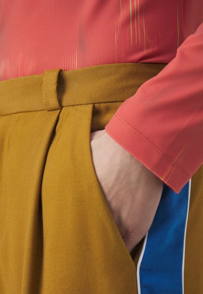 Ahluwalia GRANDAD TROUSER UNISEX - Nadrágok - camel