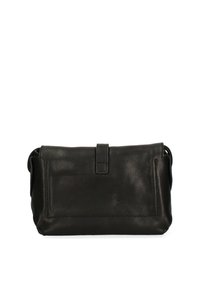 Borsa a clutch in pelle nera con una texture morbida, forma rettangolare, dettaglio della tasca frontale e chiusura a pattina superiore. Design compatto e versatile.