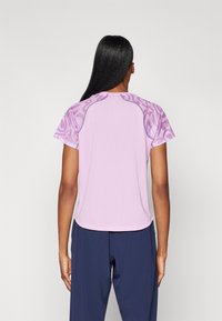 ASICS GAME TOP - Majica kratkih rukava s printom - light ube