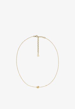 Collar de tono dorado que presenta una cadena delicada, un pequeño colgante en forma de corazón y un cierre ajustable con una mini placa.