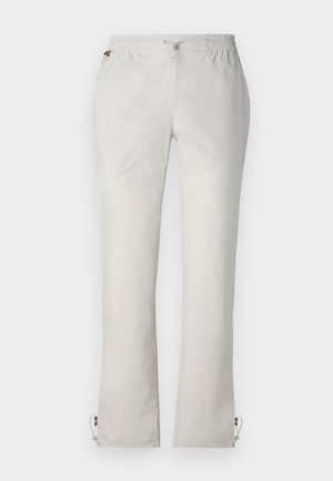 Pantalones gris claro con cinturilla elástica, bolsillos laterales y puños ajustables. Textura suave, diseño de pierna recta, detalles mínimos.
