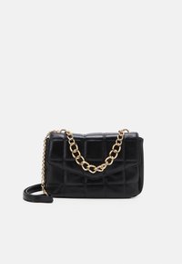 Bolso de cuero acolchado negro con una correa de cadena dorada y cierre de solapa, presenta un cuerpo texturizado y un diseño elegante.