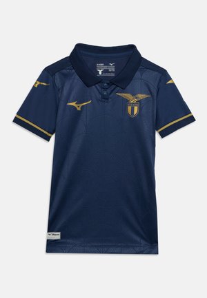 Polo bleu marine avec emblème doré SS Lazio sur la poitrine, logos dorés Mizuno sur les manches et le devant, et motif texturé subtil sur le tissu.