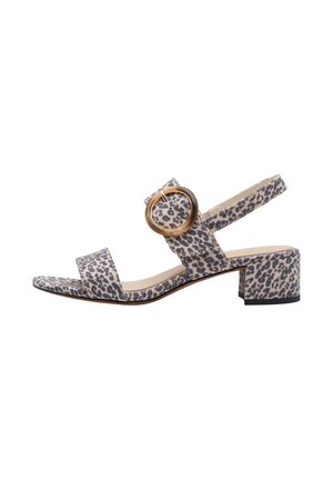 Sandale à talon bloc à imprimé léopard avec deux brides et une grande boucle circulaire en or. Présente une surface texturée et un talon texturé.