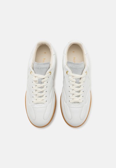 Hvite lær sneakers med glatt overflate, avrundet tå, lys grå semsket tunge og beige gummisåle. Snøringer er hvite.