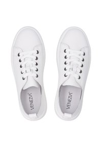 Weißer Sneaker mit glattem, lederähnlichem Obermaterial, runder Zehenpartie, flacher Gummisohle und sechs Ösen für die Schnürsenkel. Markenname "Venezia" im Inneren sichtbar.