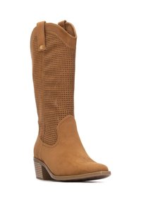 Bota alta hasta la rodilla de ante marrón con diseño perforado, punta puntiaguda y tacón apilado. Presenta detalles de costuras y una pestaña para tirar en la parte superior.