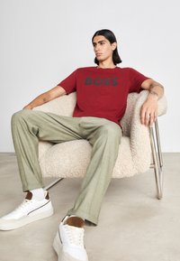 BOSS THINKING - Camiseta estampada - red