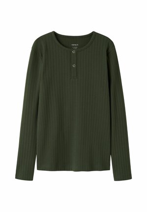 Chemise à manches longues côtelée vert foncé avec un col rond et deux petits boutons sur le devant sous le col.