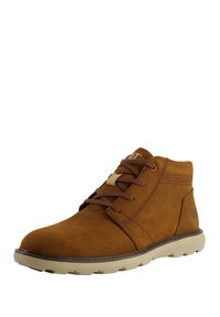 Botas de tobillo de cuero marrón con punta redonda, diseño con cordones, suela en contraste en tono marrón claro y logo sutil en el costado. Acabado texturizado.