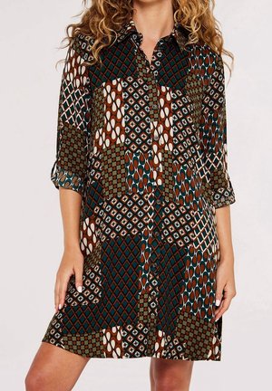 Sukienka-koszula do kolan z podwiniętymi rękawami, z wielokolorowym geometrycznym wzorem patchwork w odcieniach brązu, zieleni, bieli i czerni.