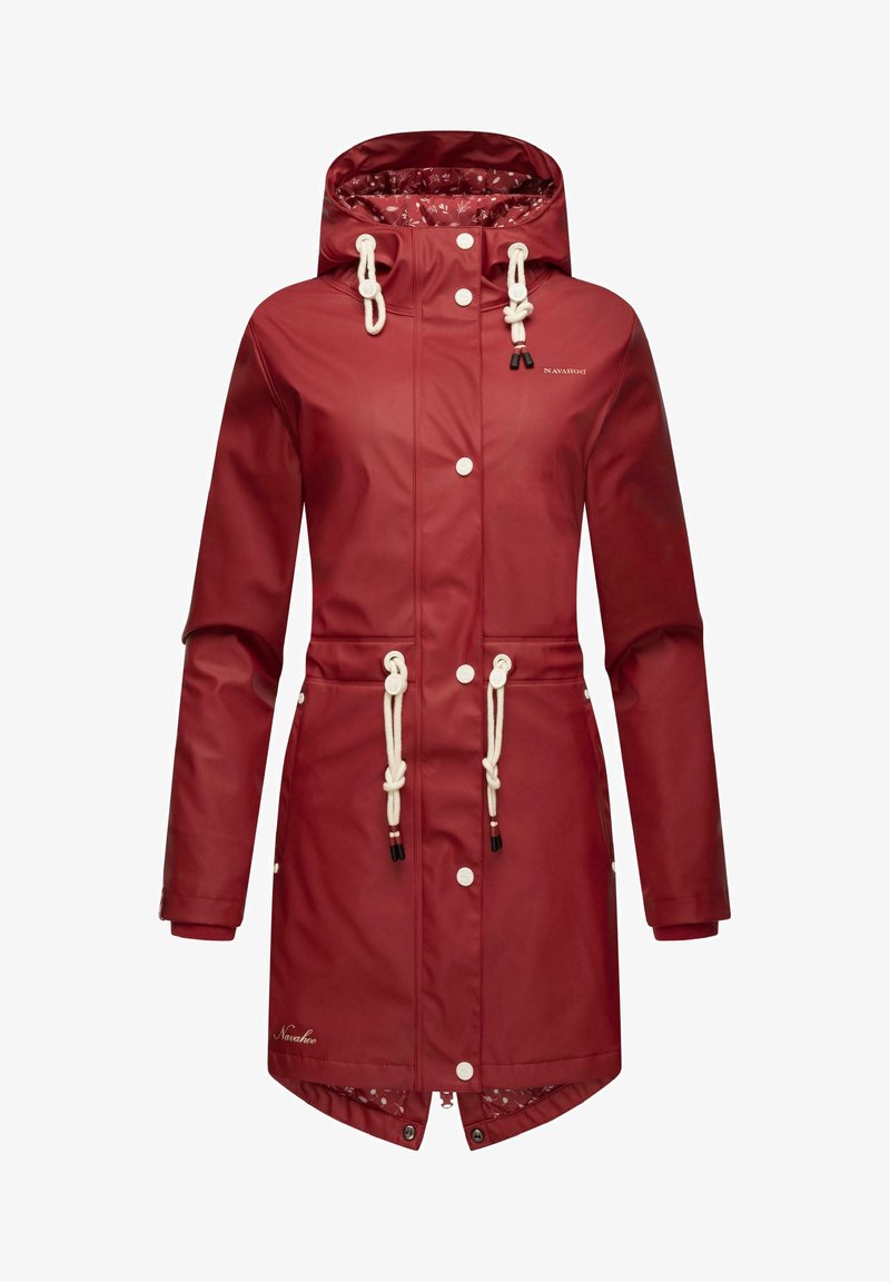 Röd vattentät parkas med snodd i huvan, framknappar och elastiska ärmar. Har en blommönstrad foder på insidan och justerbar midja.