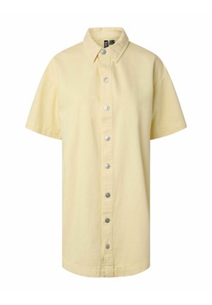 Chemise à manches courtes, jaune pâle, boutonnée avec col et boutons argentés à l'avant, présentée sur fond blanc.