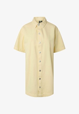 Chemise à manches courtes, jaune pâle, boutonnée avec col et boutons argentés à l'avant, présentée sur fond blanc.