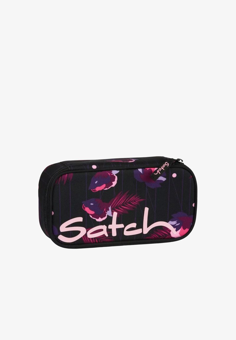 Schwarzes Federmäppchen mit Reißverschluss und floralen Mustern in Rosa- und Lilatönen; Das "Satch"-Logo ist auffällig in pinker Schrift dargestellt.