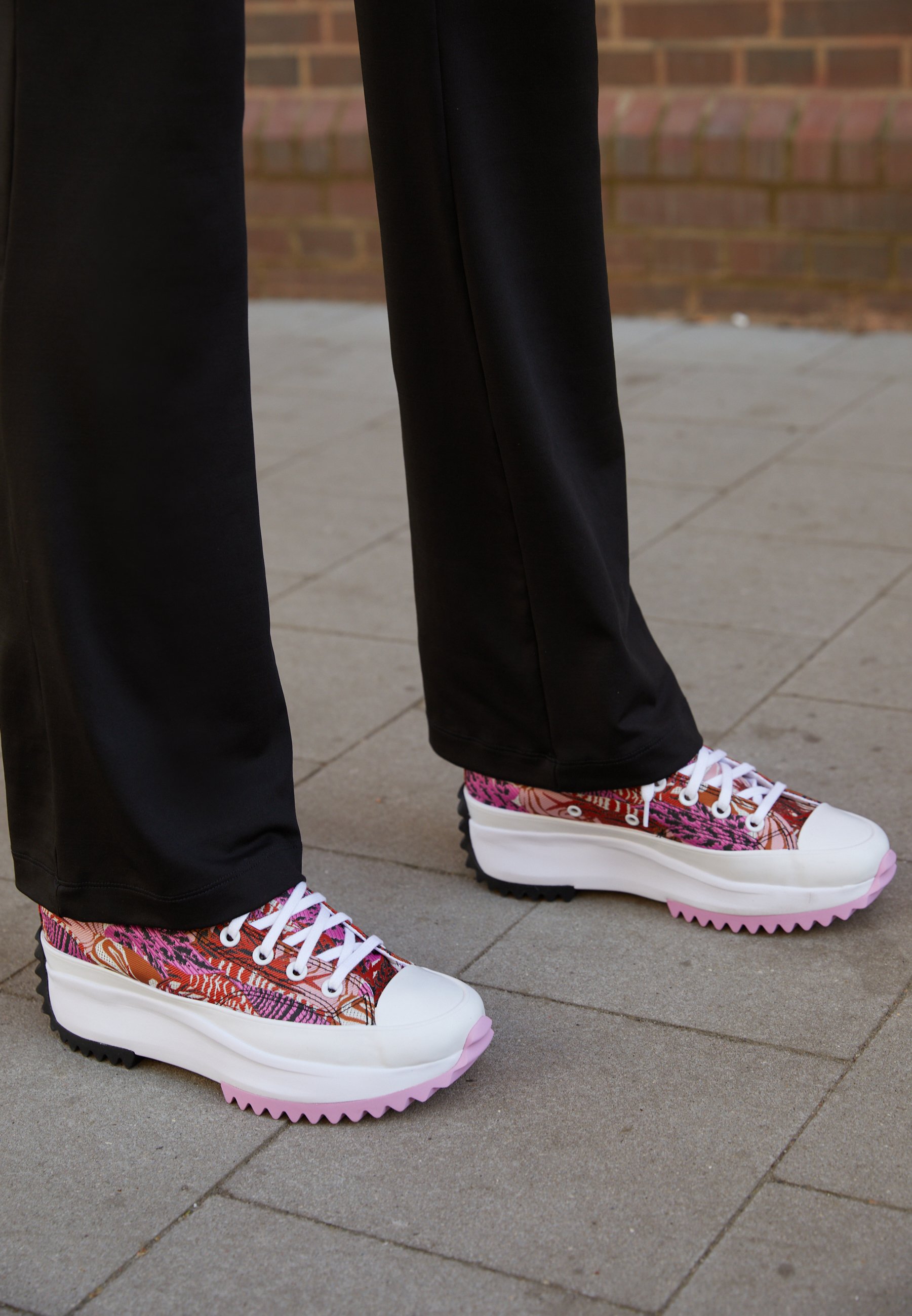 run hike converse orange