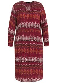 Langärmeliges Kleid in einem tiefen Burgunderrot, mit einem geometrischen Muster in Weiß, Orange und Braun. Geraffte Taille und ovale Ausschnittform.