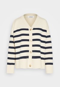 Crèmekleurig vest met marineblauwe horizontale strepen, V-hals, geribbelde manchetten en een knoopsluiting met houten accenten.