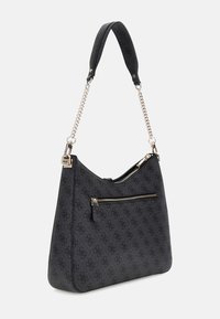 Borsa a tracolla nera con motivo, dal texture liscia, dotata di una tracolla in pelle e catena, oltre a una tasca frontale con zip.