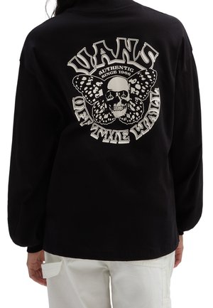 Schwarzes Langarmshirt mit weißem Vans-Logo, Totenkopf mit Schmetterlingsflügeln, Text „Authentic since 1966“ und „Off The Wall“ auf der Rückseite.