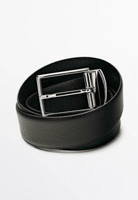 Schwarzer Ledergürtel mit glatter Textur, gefaltetem Design und rechteckiger silberner Metallschnalle. Keine sichtbaren Muster oder Akzente.