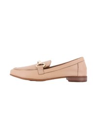 Mocasines de cuero beige con punta redondeada, costuras sutiles y un detalle de hebilla en tono dorado en el empeine. Tacón bajo de madera.
