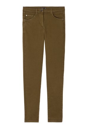 Jeans skinny verde oliva con una texture liscia, cinque tasche e dettagli di cucitura sottili. Chiusura con bottone metallico e passanti per cintura.