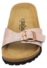 Platt slide sandal med en rosa texturerad ovandel, ett enkelt spänne och en vadderad fotbädd. Gummisula för grepp och komfort.