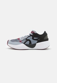 Buty sportowe z szarym siateczkowym wierzchem i czarnymi oraz bordowymi akcentami, zaokrągloną białą podeszwą i teksturowanym tylnym panelem. Związane sznurowadłami.