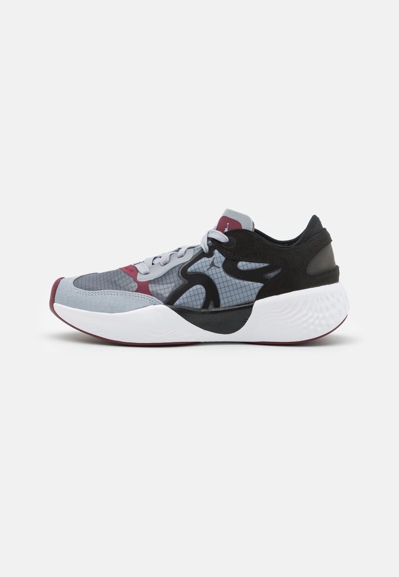 Buty sportowe z szarym siateczkowym wierzchem i czarnymi oraz bordowymi akcentami, zaokrągloną białą podeszwą i teksturowanym tylnym panelem. Związane sznurowadłami.