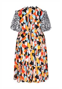 Többszínű ruha rétegelt szoknyával és puffos ujjakkal. Texturált anyag geometrikus mintákkal piros, kék, narancssárga és fekete kiegészítőkkel.