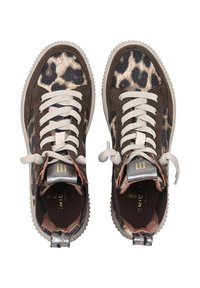 Braune Ledersneaker mit Leopardenmusterakzenten, beigen Schnürsenkeln und strukturierten Gummisohlen. Verfügt über ein silbernes Logo auf der Zunge und der Ferse.