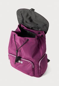 Paarse nylon rugzak met een trekkoordsluiting, een ritsvak aan de voorkant en een contrasterende zwarte binnenkant.