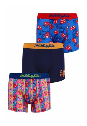 Tri pánske boxerky s logom The Rolling Stones; jedna modrá s červenými jazykmi, jedna tmavomodrá so žltým pásikom na páse, jedna viacfarebná so vzorom jazykov.