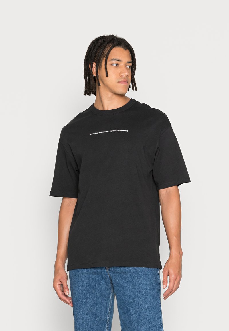 Herren T-Shirts basic | Jack & Jones JCOSURGE TEE CREWNECK T-Shirt print black/schwarz - ZZ94665 Herren T-Shirts basic | Jack & Jones JCOSURGE TEE CREWNECK T-Shirt print black/schwarz - ZZ94665